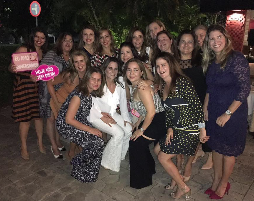 Chrystiane Figueiredo comemora b-day ao lado de sua turma de amigas