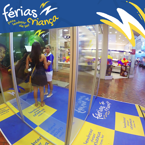 Beach Park promove campanha de férias em cabine de vidro