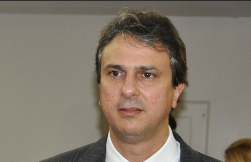 Porto do Pecém recebe equipamentos de ponta e realiza embarque de placas de aço