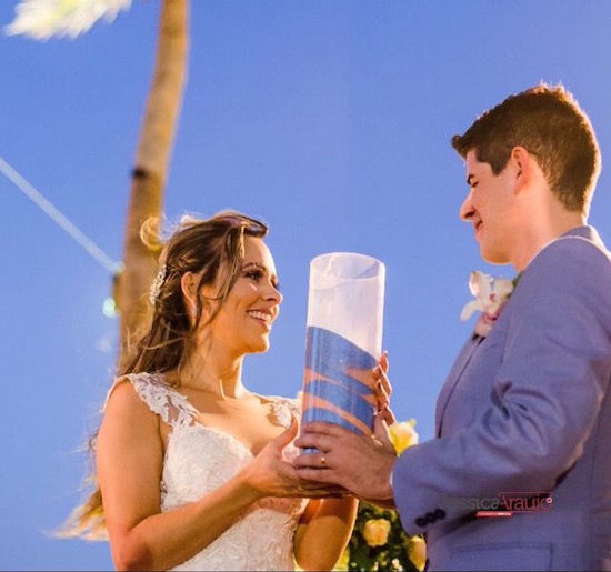 Alice Loiola e Talvaci Sousa trocam alianças no Cumbuco