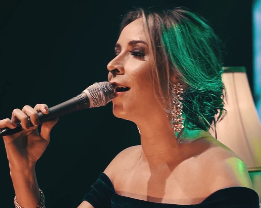Ludmilla Amaral solta a voz no palco da Vila Azul do Mar