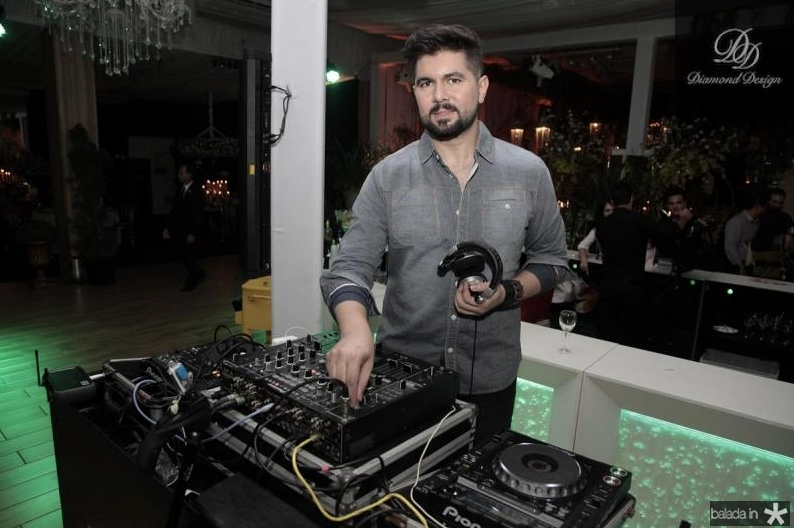 DJ Itaquê Figueiredo comanda as carrapetas na H. Stern Fortaleza