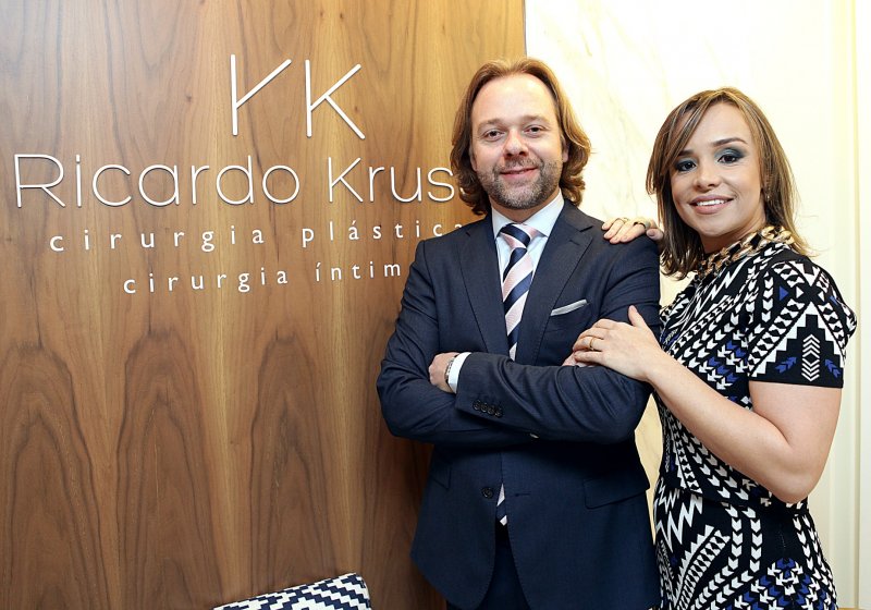 Dr. Ricardo Kruse pilota coquetel de inauguração de sua clínica de cirurgia plástica