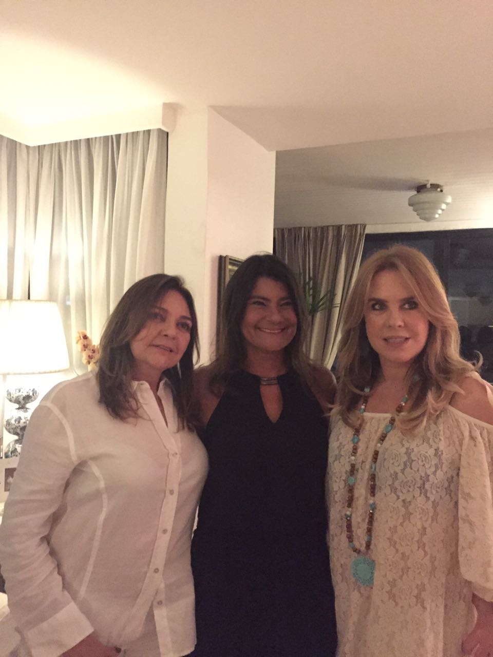 Ana Lourdes Almeida brinda nova idade ao lado das amigas mais chegadas