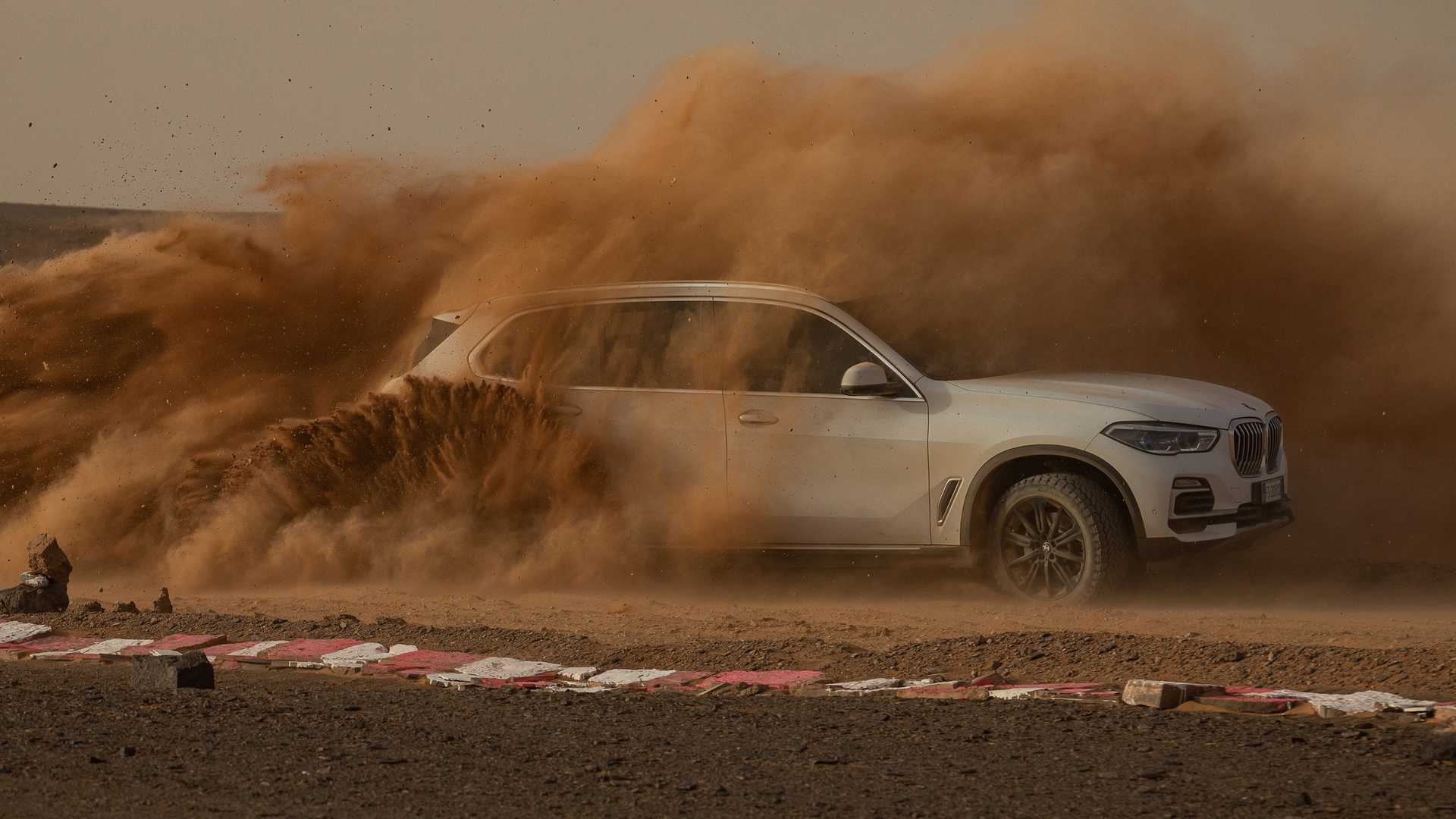 Você já conhece o novo BMW X5?  Ele encara até o Deserto do Saara