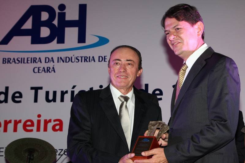 Cid Gomes é homenageado com o Troféu Personalidade Turística 2012 pela ABIH