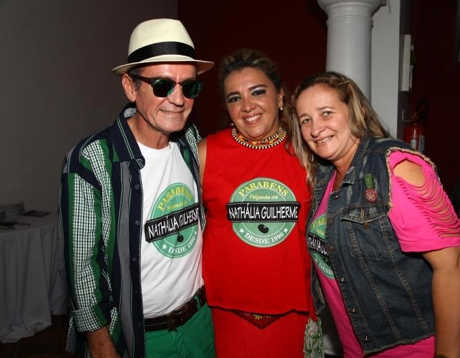 Ana Cristina Guilherme comemora b-day em ritmo de Carnaval