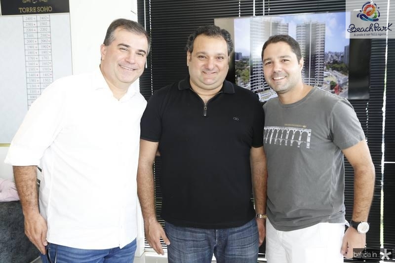 Ricardo Bezerra entrega doações da Campanha Coração Solidário