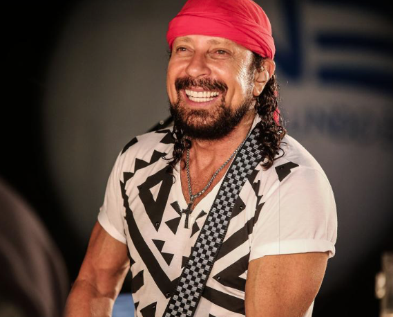 Bell Marques comanda a festa dos 25 anos do Siriguella