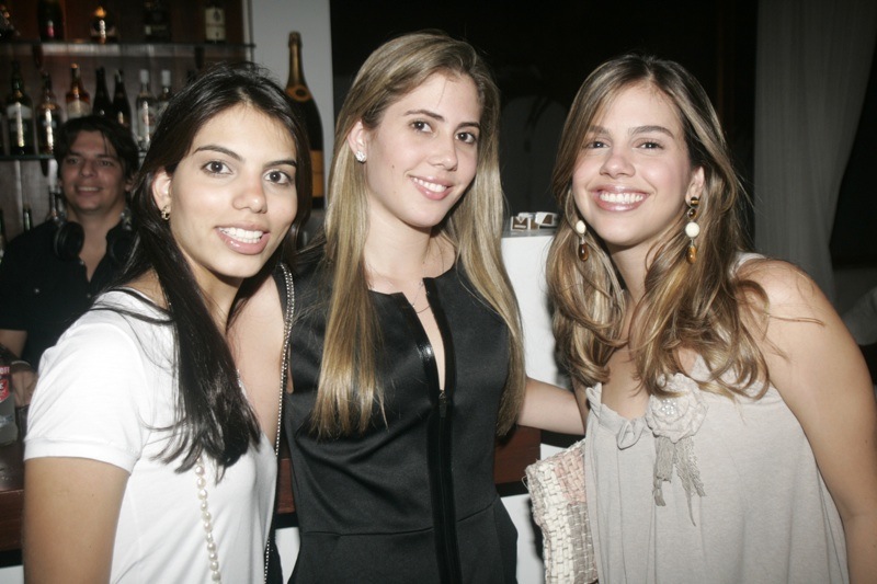 Priscilla Esteves e Rochelle Maia inauguram consultório de fisioterapia-dermato-funcional