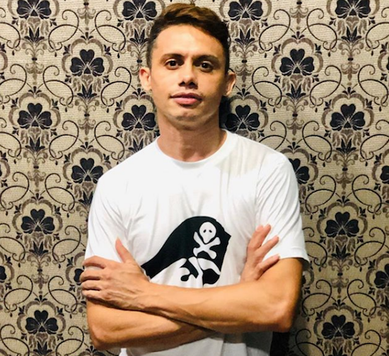 Silvero Pereira se apresenta no Teatro Ceará Show com o monólogo “Uma Flor de Dama”