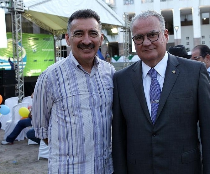 Artur Bruno recebe prêmio ambiental da Fetrans