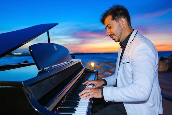 Em clima de comemoração, Felipe Adjafre apresenta o Pôr do Sol na Praia de Iracema