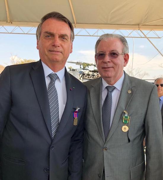 Em Brasília, Ricardo Cavalcante é agraciado com a Medalha do Exercito Brasileiro