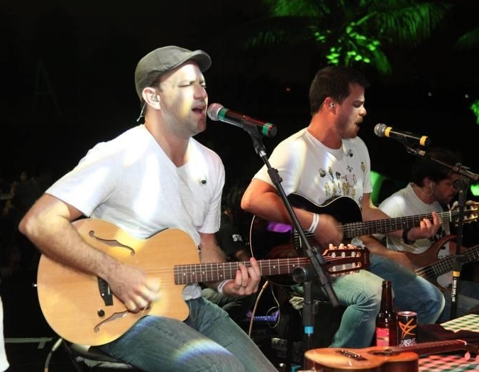 Samba de Santa Clara agita Luau no Colosso Lake Lounge