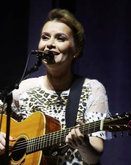 Renata Fausti canta ao lado de Julio Iglesias