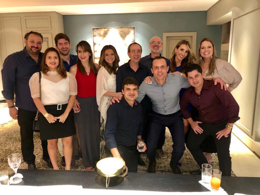 Emília Buarque e Sérgio Resende recebem convidados seletos em seu elegante endereço