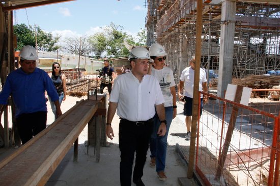 Prefeito de Fortaleza vistoria obras na Região Oeste