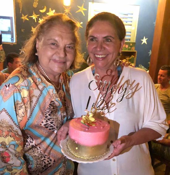 Ana D’Aurea Chaves celebra a estreia nas sete décadas em clima de festa em Jericoacoara