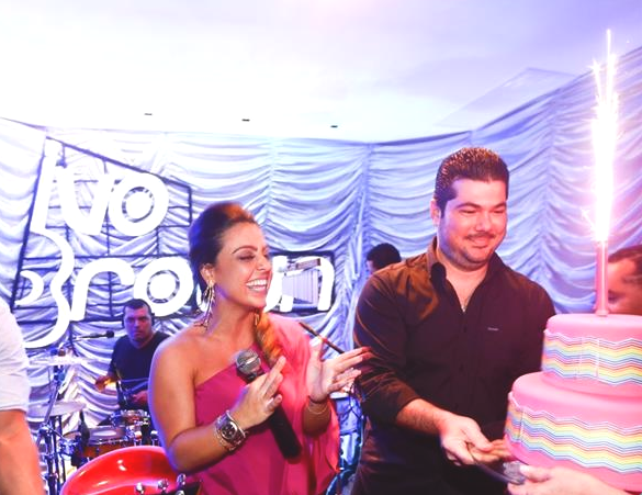 Manu Cysne troca de idade e comemora em dose dupla