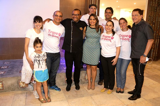 Carol Bezerra participa de rodízio de pizza com crianças de centros de acolhimento