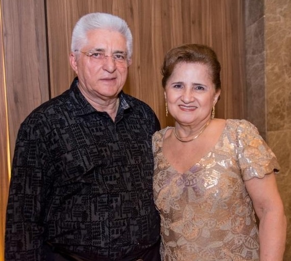 Deusmar Queirós lança biografia em noite de autógrafos no Ideal Clube