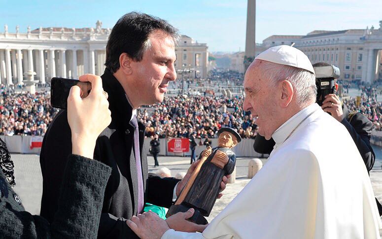 Camilo Santana é recebido pelo Papa Francisco