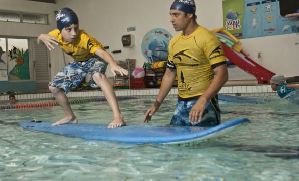 Academia de SP lança aula de surfe