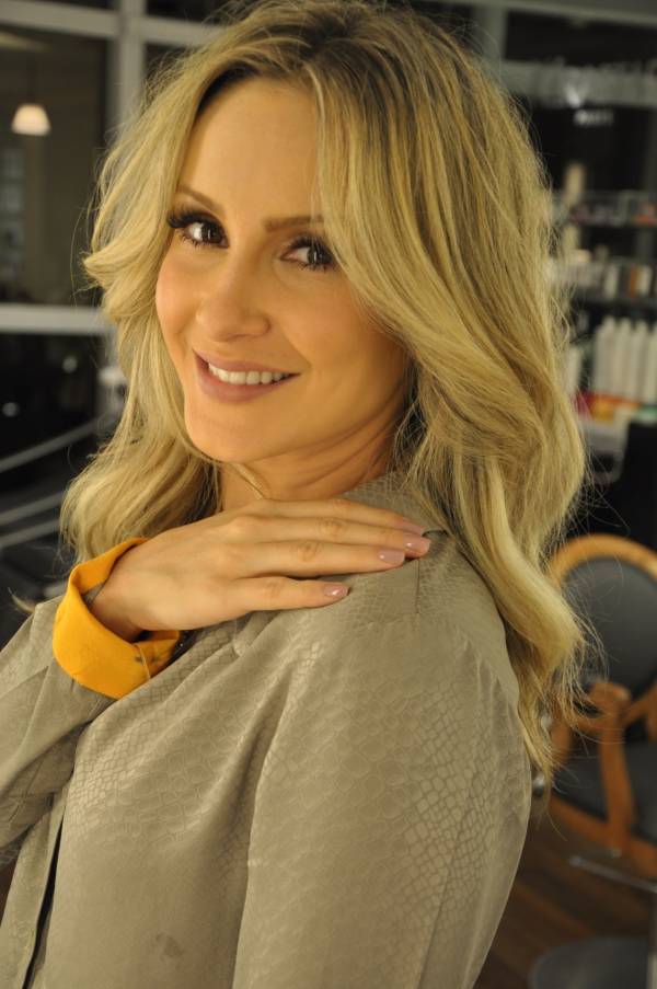 Claudia Leitte de visual novo para o Carnaval