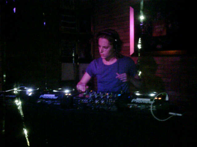 Pierre Sarkozy deu um show de música eletrônica na noite de ontem, no Rio de Janeiro