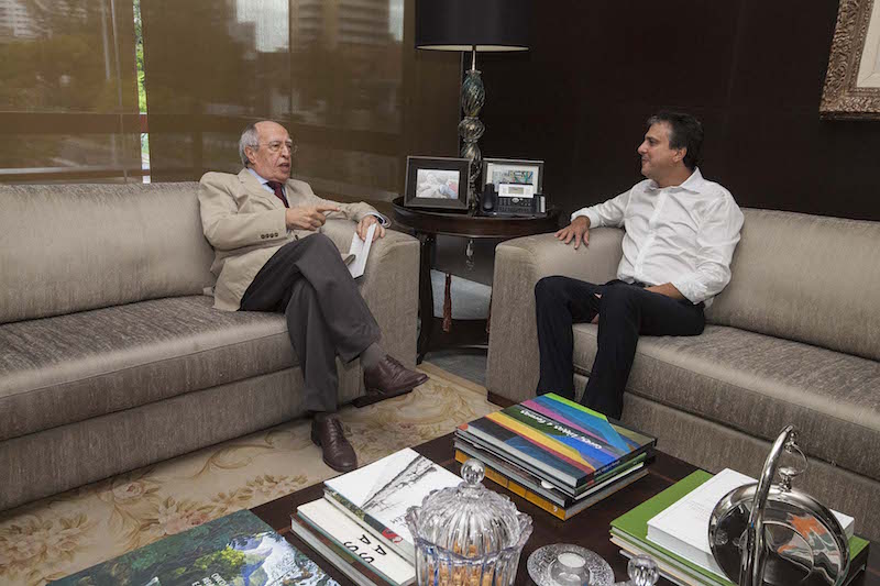 Lúcio Alcântara é recebido por Camilo Santana, no Abolição