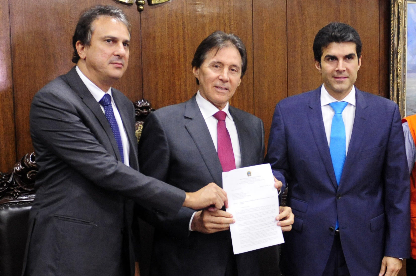 Ministro Helder Barbalho assina contrato para retomada das  obras de transposição do rio São Francisco para o Ceará