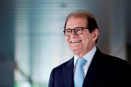 Guilherme Paulus recebe homenagem da França