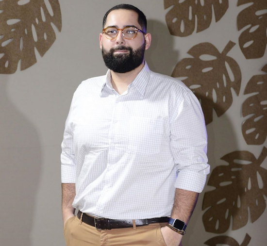 Luiz Victor celebra a nova idade com festa inspirada na boemia da década de 1920