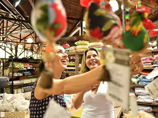 Ao lado de Onélia Santana, Marisa Monte visita loja de artesanato na Ceart