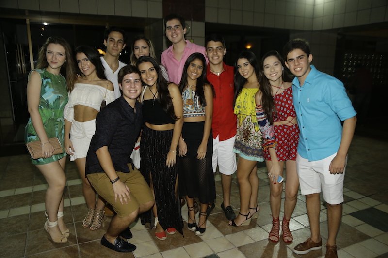 Luiz Eduardo Bichucher, Daniel Figueiredo, Joao Victor Linhares, Dante Bonorandi e Matheus Canamary ganham festa antes de seguirem para intercâmbio