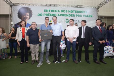 Camilo Santana  entrega notebooks para  alunos do Ensino Médio