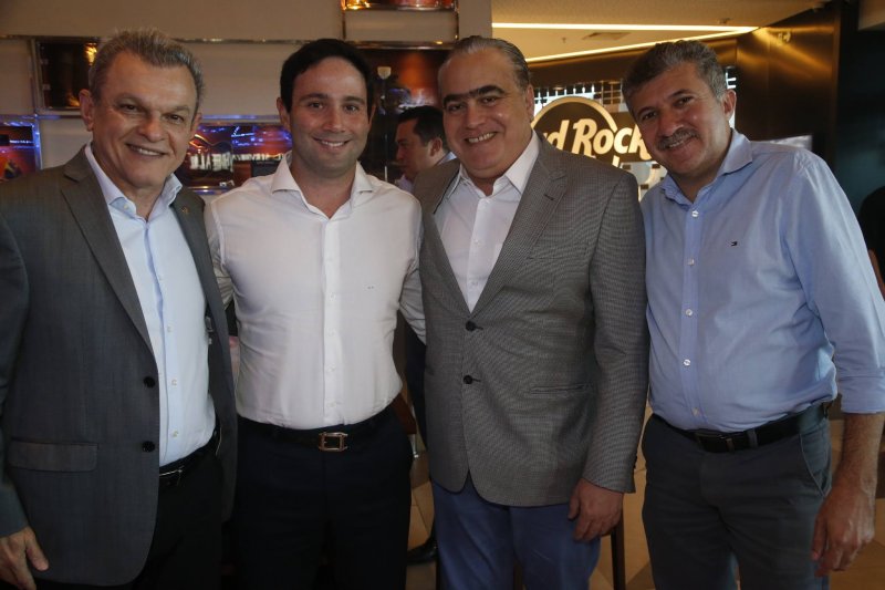 Sessão parabéns  - Hélio Parente reúne poucos e bons para celebrar a nova idade no Hard Rock Café Fortaleza