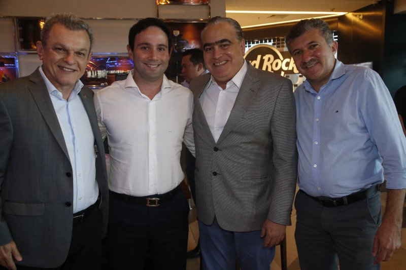 Hélio Parente reúne poucos e bons para celebrar a nova idade no Hard Rock Café Fortaleza
