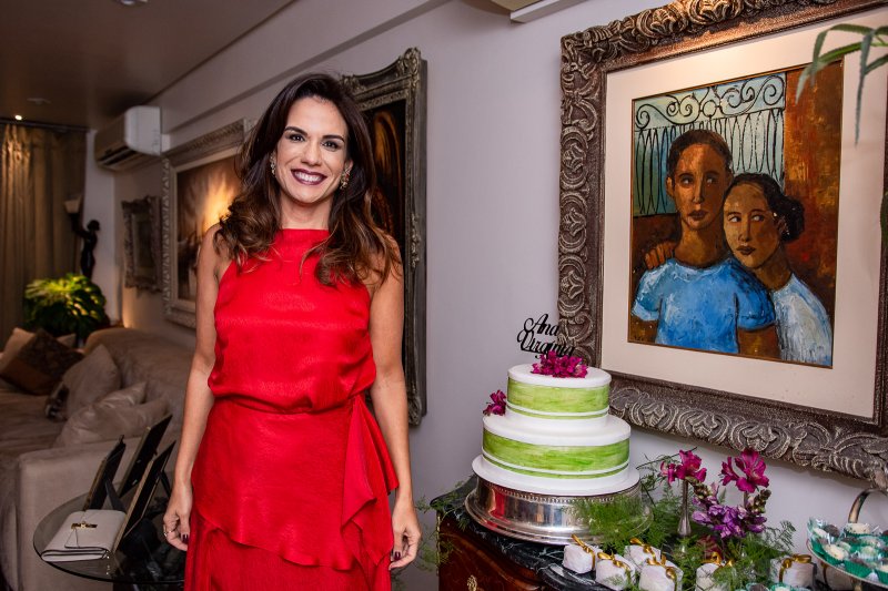 Ana Virginia Martins brinda a nova idade em festa surpresa armada por Ana Vladia Barreira