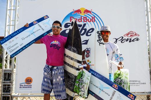 Surfistas participam da classificatória do Red Bull Tube and Air