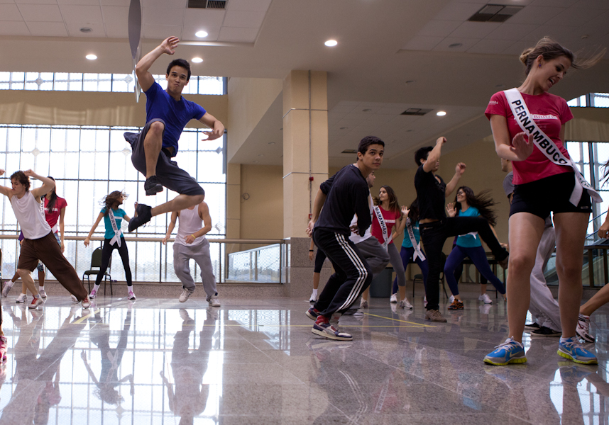 Misses ensaiam com bailarinos: “eles deram um up na coreografia”
