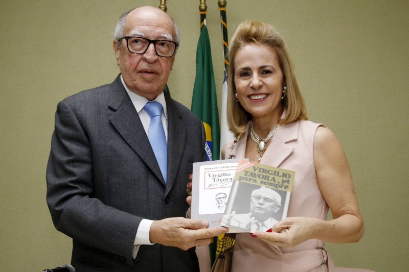 Lúcio Alcântara abre as homenagens pelo centenário de Virgílio Távora, no Instituto do Ceará