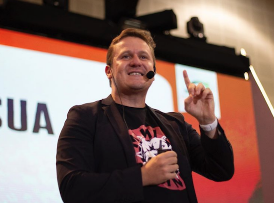 Marcos Freitas pilota coquetel de lançamento de duas obras na Livraria Leitura