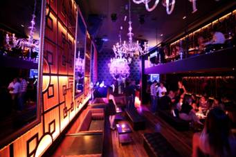 Noite de Halloween Party no Louis Bar Lounge