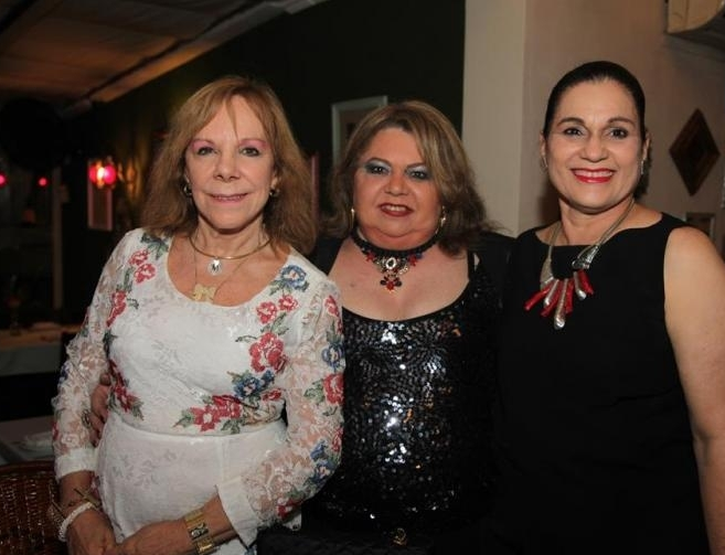 Fernanda Benevides arma sarau em seu apê