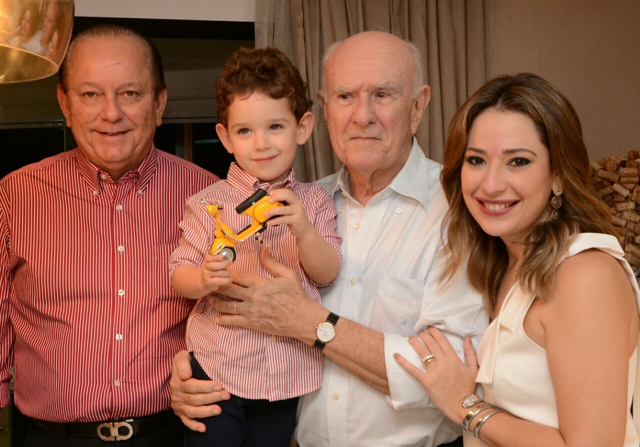 Silvio de Castro comemora seus 80 anos com jantar intimista