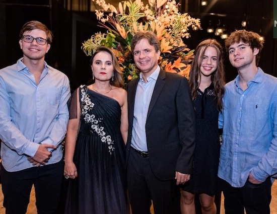 Herdeira de Gyna e André Jucá, Lyna celebra seu debut no buffet comandado por Toca Couto
