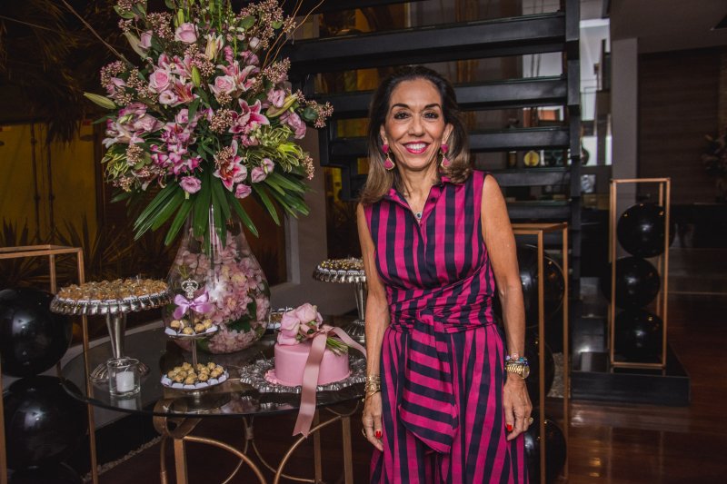 Márcia Távora celebra a nova idade e recebe o carinho dos amigos queridos no L'Ô Restaurante