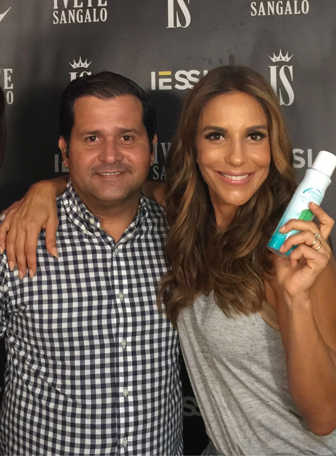 Ivete Sangalo faz charme com Dermacoconut Spray no CarnaUOL